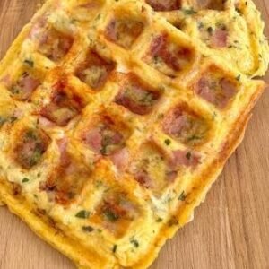 Huevos batidos con maíz tierno, tocineta crocante, mini waffle