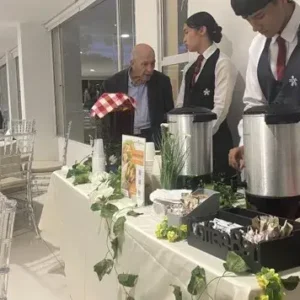 Personal de servicio de Catering 7x24 atendiendo la estación de coffee break durante la Noche de Gala.