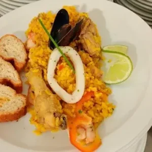 Presentación individual del arroz de mariscos: cada detalle refleja el estándar de calidad de Catering 7x24.
